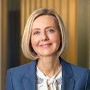 Dr. Marianne  Janik